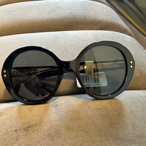 Gucci round frame sunglasses, unisex, in black. NWT
